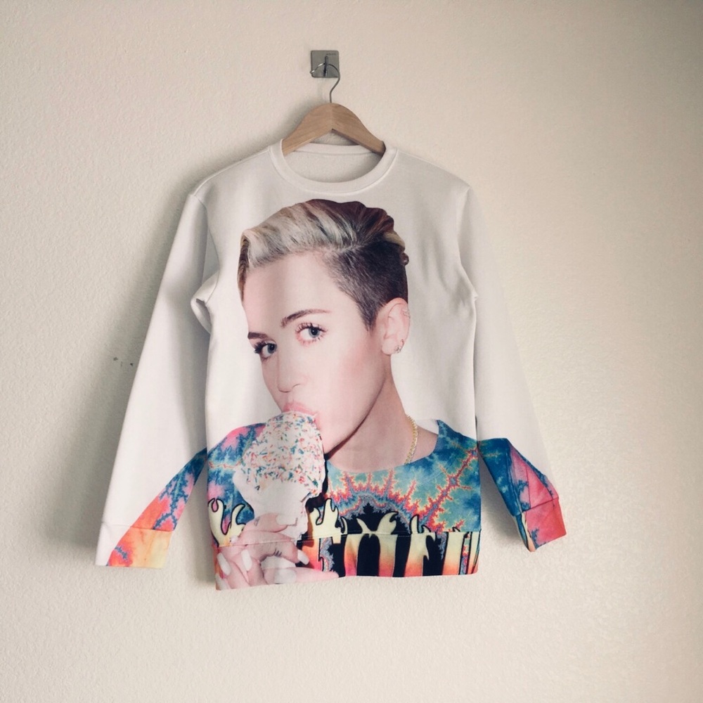 Miley Cyrus crewneck sweatshirt, white, Women’s L
